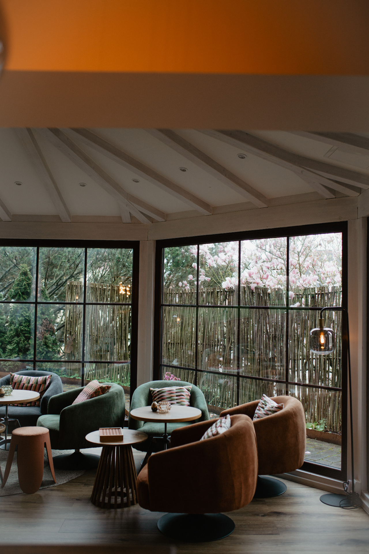 Loungebereich mit Blick in den Garten
